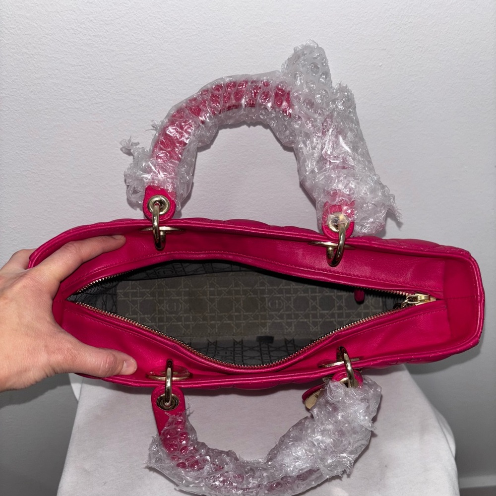 Barbie pink lady Christian Dior large cannage lambskin bag with feet on bottom - Picture 4 of 6
